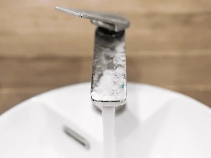 Basin mixer with deep pitting on the chrome plating
